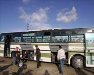 فلسطينيون يستعدون لمغادرة غزة بعد سماح إسرائيل لهم بذلك (الفرنسية)