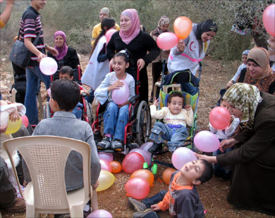 أحد برامج التأهيل التي تعنى بالأطفال المعاقين في فلسطين (الجزيرة نت-أرشيف)