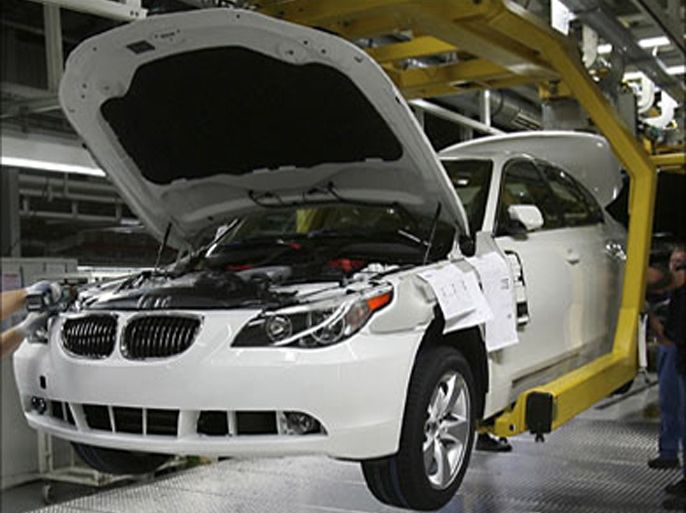 r_Workers assemble German BMW luxury cars at the BMW factory in Dingolfing near Munich in this November 15, 2006 file picture. BMW wants to slash 8,000 jobs next year as