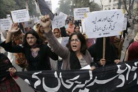 r_Activists of Working Women Organisation shout slogans during a rally to mark Human Rights Day in Lahore December 10, 2007. Lawyers and civil rights