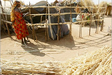 REUTERS/ A woman builds a shelter during a visit by United Nations Special Envoy to Darfur Jan Eliasson to the Taiyba camp in Zalingei town in South Darfur December 8, 2007. Eliasson is touring the troubled Sudanese region to try to draw reluctant peace talks with the government that have stalled since October. REUTERS/Mohamed Nureldin (SUDAN)