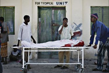 f_Somali people wait for a vehicle at Medina Hospital to take back home and bury a relative killed during heavy fighting in Mogadishu, 13 December 2007.