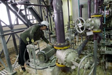 AFP/ (FILES) A female Russian technician checks equipment inside the Bushehr nuclear power plant, in the Iranian Persian Gulf port of Bushehr, 1200 Kms south of Tehran, 03 April 2007.