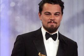 f_US actor Leonardo Di Caprio holds the -Golden Star -, he received from US director Martin Scorsese (out of camera range) at the opening of the 7th Marrakesh film festival