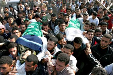 AFP / Palestinian mourners carry the bodies of two brothers Mohammed and Ziad Abu Anza, members of Hamas's Ezzedine al-Qassam Brigades, during their funeral in Khan Yunis in the southern Gaza Strip, 01 December 2007. Five militants from Hamas's military wing were killed in an Israeli air strike on the Gaza Strip overnight, Palestinian medics said. AFP PHOTO/SAID KHATIB