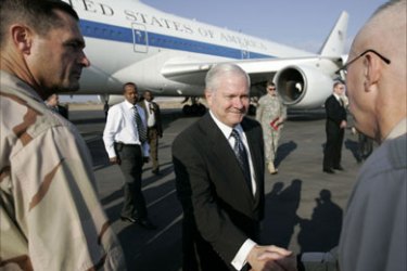 US Defense Secretary Robert Gates (C) is greeted upon his arrival by unidentified US military officials 03 December 2007 in Djibouti