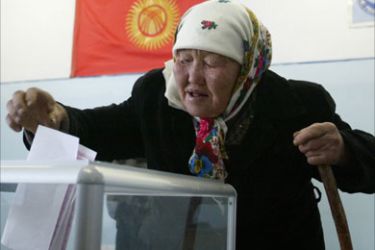 An elderly Kyrgyz woman casts her ballot 30 km outside Bishkek in Gornaya Mayevka, 16 Decemder 2007