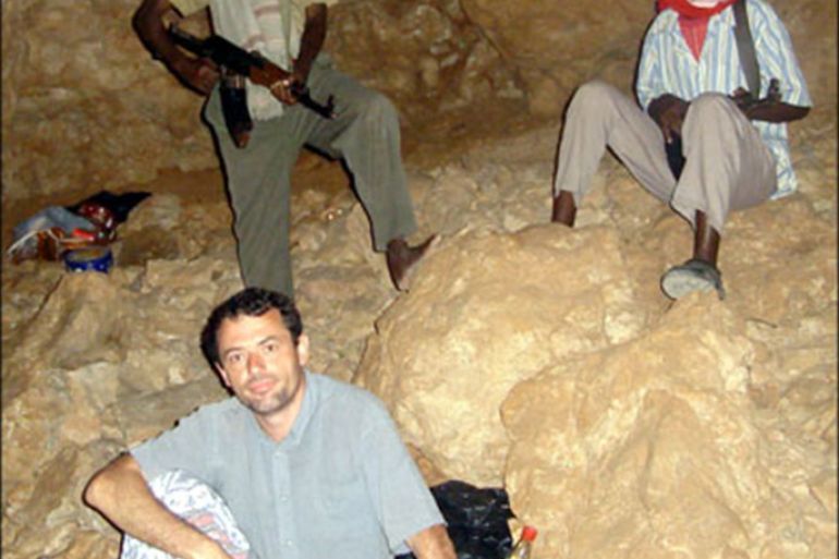 afp : This handout photo taken 19 December 2007 shows abducted French cameraman Gwen Le Gouil (DOWN) sitting near two armed militiamen in an undisclosed location