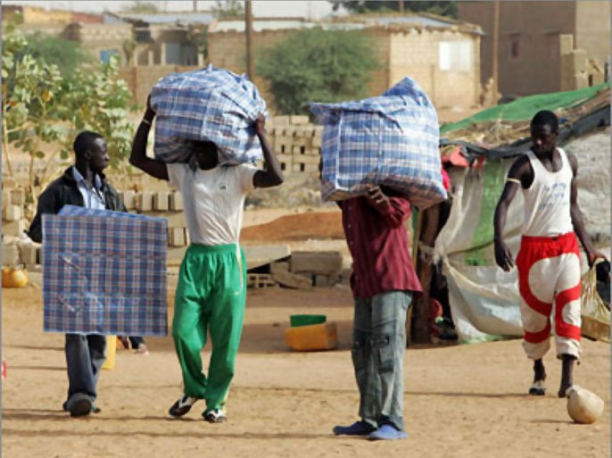 AFPPeople carry their luggage 28 January 2008 in Dagana, northern Senegal near the Mauritanian border. The UN refugee agency plans