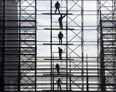 العمال الهنود والباكستانيون هم العمود الفقري لازدهار قطاع البناء في دبي (الفرنسية-أرشيف)