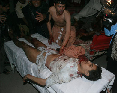 جرحى الهجوم نقلوا إلى مستشفيات بيشاور (رويترز-أرشيف)