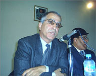 موسى الشامي مع محمد وقيدي في فرع الجمعية المغربية لحماية العربية بالقنيطرة (الجزيرة نت)