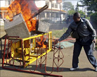
العنف العرقي في كينيا تسبب بحرائق هائلة (رويترز)العنف العرقي في كينيا تسبب بحرائق هائلة (رويترز)