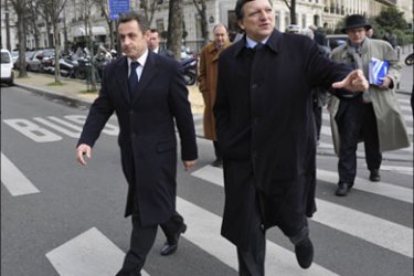 r - EU Commission President Jose Manuel Barroso (R) and France's President Nicolas Sarkozy walk on their way to a restaurant in Paris January 31, 2008. REUTERS/Philippe