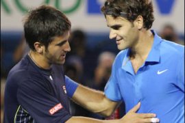 AFP PHOTO/Serbian tennis player Janko Tipsarevic (L) embraces Swiss opponent Roger Federer after their mens singles match at the Australian Open tennis tournament in Melbourne, 19 January 2008.