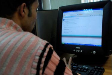 f/An Egyptian man tries to access a website at an internet cafe during disruption of the internet service in Cairo, 31 January 2008