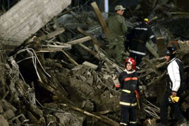 Firemen look for survivors among rubble after a building under construction collapsed in Kenitra January 17, 2008, causing six deaths and 26 people injured, the national news agency Maghreb Arab Press reported on Wednesday