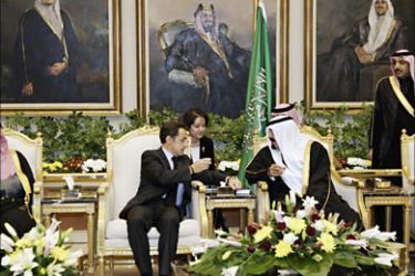 r_France's President Nicolas Sarkozy (C) holds talks with Saudi King Abdullah Ibn Abdul Aziz Al Saud (R) in Riyadh, January 13, 2008. Sarkozy arrived in Saudi Arabia for a
