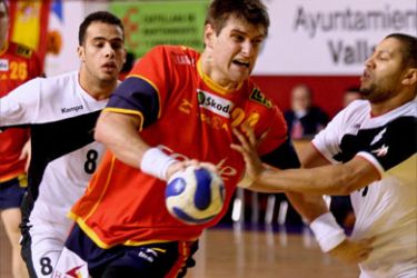 epa01213999 Spain Handball player Julen Aguinalde (C) vies for the ball against two players from the Egyptian national team during their friendly handball match played in Valladolid, north-western Spain, 04 January 2008