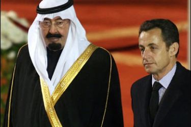 f/Saudi King Abdullah bin Abdul Aziz al-Saud (L) and French President Nicolas Sarkozy (R) listen to their national anthems upon the latter's arrival at Riyadh airport, 13 January 2008.