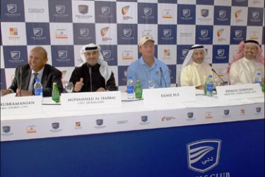afp - South Africa's world number five Ernie Els (C) is seated next to the executive director of Dubai Sports City Bala Subramanian (L), his Dream Land project counterpart