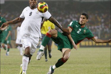 r - Morocco's Bouchaib El Moubarki (R) tries to clear the ball away from Ghana's Junior Agogo during their African Nations Cup Group A soccer match in Accra January 28