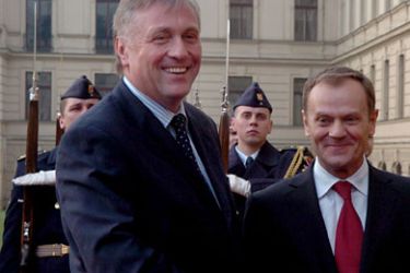 epa01218009 Polish Prime Minister Donald Tusk (R) is welcomed by Czech Republic Prime Minister Mirek Topolanek (L), Prague, Czech Republic, 10 January 2008. Tusk is on a one-day official visit to Czech Republic