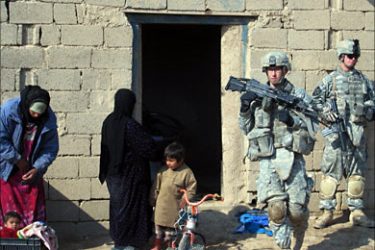 f_US soldiers search a house during a joint military operation with the Iraqi Army on the outskirts of the restive city of Baquba, northeast of Baghdad, 14 January 2008.