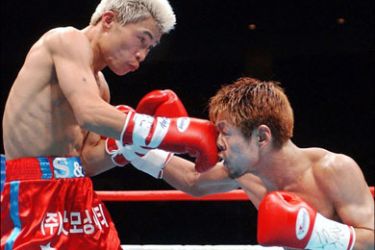 afp : (FILES) This file photo dated 23 February, 2002 shows South Korean World Boxing Council (WBC) light flyweight champion Choi Yo-Sam (L) fighting Japanese challenger
