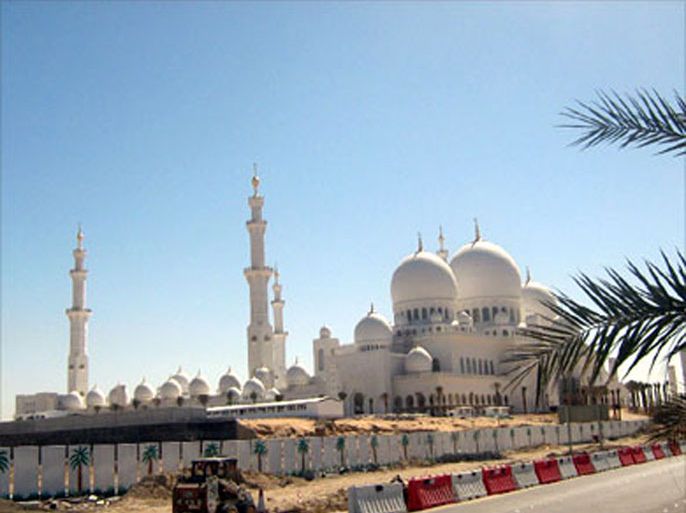 مسجد الشيخ زايد مكان جمع القبر والإيمان والفن والثروة