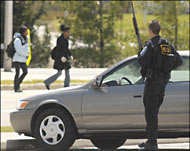 الشرطة تخلي مباني جامعة بأريزونا في وقت سابق بعد إطلاق نار (رويترز-أرشيف)