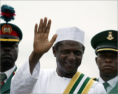 يارادوا.. أول رئيس نيجيري مدني يتسلم الرئاسة من رئيس مدني مثله (الفرنسية-أرشيف)