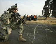 جندي أميركي أثناء دورية في ديالى شمال شرق بغداد (الفرنسية)