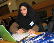 زهراء غونزاليس في مؤتمر طهران للمفكرات (الجزيرة نت)
