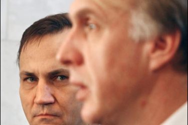 AFP PHOTO/ Ukrainian Foreign Minister Volodymyr Ohryzko (R) answers a journalist's question as his Polish counterpart Radoslaw Sikorski looks at him during their press conference for the results of the talks in Kiev 29 January 2008.