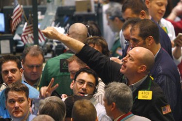 Traders work in the oil futures pit of the New York Mercantile Exchange in New York, February 22, 2008. Oil rose to near $99 a barrel on Friday as an incursion into Iraq by Turkish