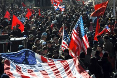AFP PHOTO / Kosovo Albanians carry flags as they wait for the declaration of independence near the parliament in Pristina on February 17, 2008.