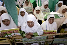 Muslim women gather outside an election nomination station in support of their candidate from the opposition Pan-Malaysian Islamic Party (PAS) in Kepala Batas, northern Penang state on February 24, 2008.