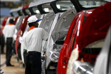 r/Workers assemble cars at Hyundai's newly inaugurated second plant in Sriperumbudur, about 45 km (28 miles) north of Chennai February 2, 2008.