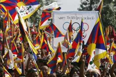 afp - Tibetan activists wave Tibetan national flags as they march along with a group of core marchers in Dharamsala on March 10, 2008