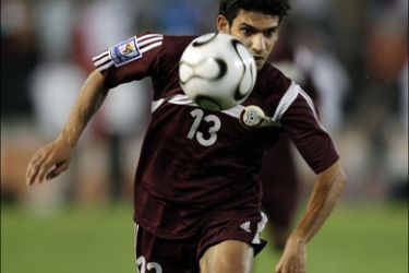 r : Qatar's Hussain Yasser controls the ball against Iraq during their round three 2010 World Cup qualifying soccer match in Doha March 26, 2008. REUTERS/Fadi Al-Assaad