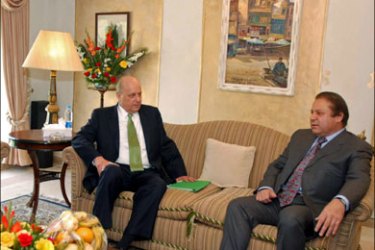 r : U.S. Deputy Secretary of State John Negroponte (C) and Assistant Secretary of State Richard Boucher (L) meet Pakistan's former prime minister Nawaz Sharif in Islamabad