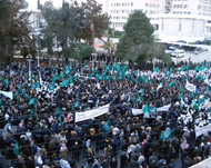 المتظاهرون رفعوا أعلام جميع الحركات الفلسطينية (الجزيرة نت)