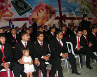 عدد من العرسان في أحد الأعراس الجماعية (الجزيرة نت)