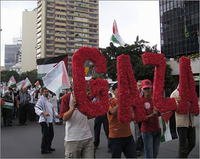 المتظاهرون طالبوا برفع الحصار عن الفلسطينيين وتمكينهم من إقامة دولتهم (الجزيرة نت)