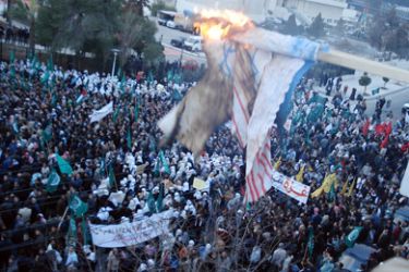 حرق العلمين الامريكي والاسرائيلي على هامش التظاهرة- محمد النجار – عمان