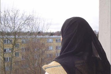 فاطمة احدى المسلمات الدانماركيات اللاتي تعرضن لمضايقات نتيجة اسلامهن وارتداء غطاء الرأس