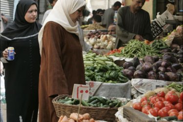 r : Egyptian women shop at a vegetable market in Cairo March 25, 2008. The Egyptian central bank raised its key overnight interest rates on Monday for the second time this