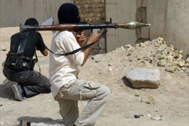 Iraqi Mahdi Army fighters take position during clashes in the southern city of Bara on March 26, 2008