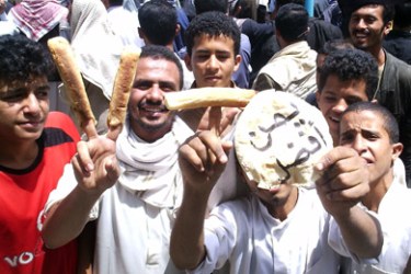 من مظاهرة بصنعاء قبل أشهر احتجاجا على هزال رغيف الخبز والروتي- عبده عايش – صنعاء